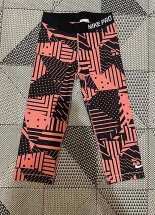 Жіночі спортивні капрі-легінси nike pro patch work capri в яскравому чорно-кораловому (персиковому) виконанні.