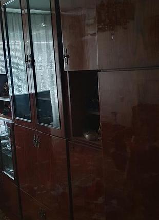 Шафа-стінка вінтажна для вітальні коричнева