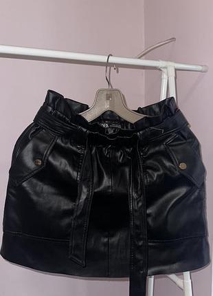 Міні-спідниця жіноча zara чорна з екошкіри з поясом