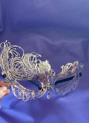 Карнавальна маска венеціанська срібляста металева зі стразами