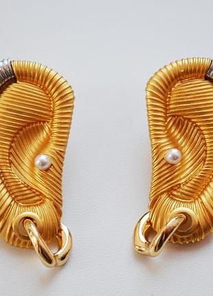 Золотые серьги уши с пирсингом  и серьгой schiaparelli сережки