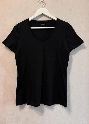 Чорна жіноча бавовняна футболка з v-подібним вирізом з лінійки m&s collection від відомого британського бренду marks & spencer.