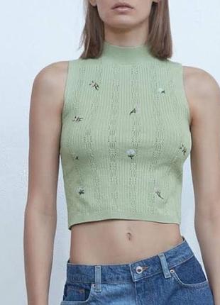 Топ zara ніжного зеленого кольору без рукавів з коміром стійкою вишитий квітами вкорочений розмір m