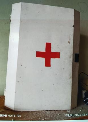 Аптечка металева настінна біла