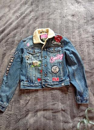 Джинсова куртка для дівчинки superdry синя з нашивками