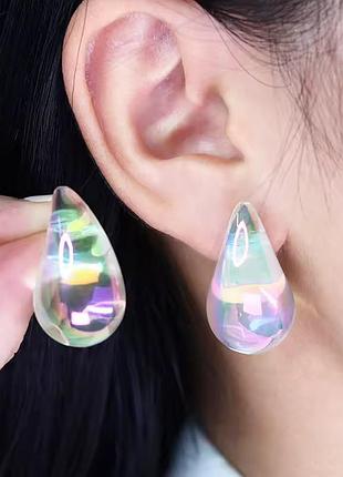 Прозрачные серьги капельки с отливом