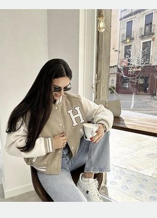Жіночий бомбер zara бежево-білий з літерою h