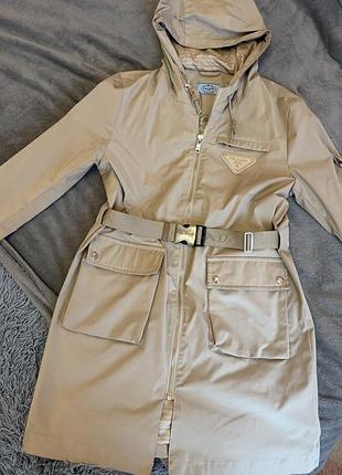 Жіночий тренч prada бежевий нейлоновий з капюшоном