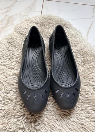 Жіночі чорні балетки crocs kadee виготовлені з фірмового легкого полімерного матеріалу croslite™
