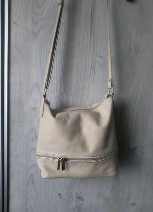 Стильна шкіряна сумка крос-боді / genuine leather (made in italy) — ніжний бежеіо-сіра