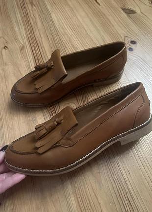 Лофери жіночі asos коричневі шкіряні з китицями