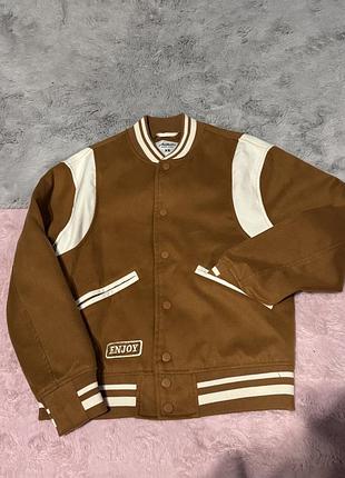 Куртка бомбер authentic коричнева з білим