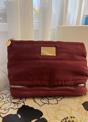 Косметичка laura geller new york quilted makeup bag with brush case у бордовому (burgundy) кольорі.