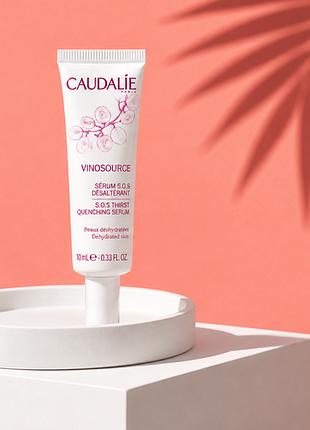 Увлажняющая сыворотка caudalie vinosource s.o.s. thirst quenching serum (объемом 10 мл).