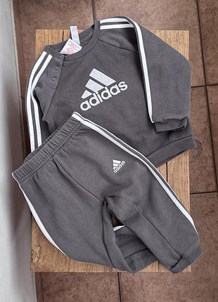 Спортивний костюм adidas для дітей сірий