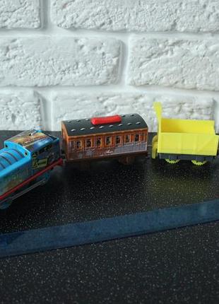 Паровозик томас з вагонами, персонаж  томас та його друзі  (thomas & friends)