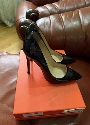 Жіночі туфлі-човники christian louboutin з лакованої шкіри чорні