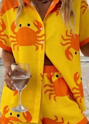 Яркий летний костюм-двойка с шортами с принтом «крабы» 🦀☀️.