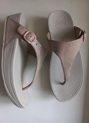 Шльопанціі fitflop шкіряні бежеві на танкетці
