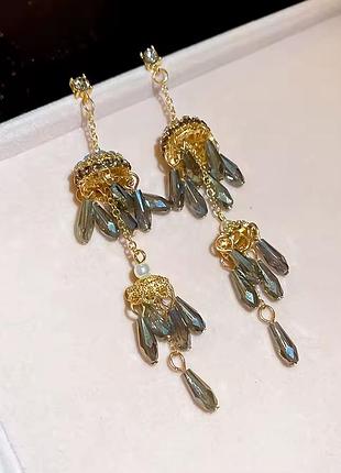 Серьги эффектные длинные инкрустированные камушками