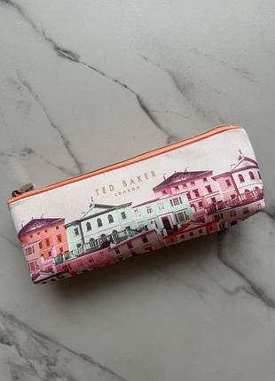 Невелика косметичка для олівців та пензликів  ted baker рожева з ілюстрацією міста та будинків