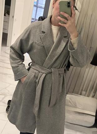 Жіноче пальто zara світло-сіре на запах з поясом