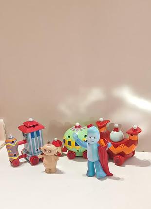 Ігровий набір (in the night garden), який включає паровозик нінкі-нонк сам їздить, (ninky nonk) з вагончиками та фігурки головних персонажів.