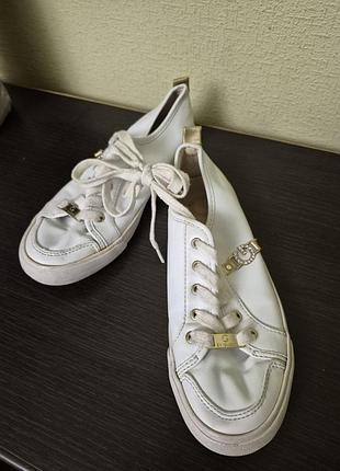 Кеди guess