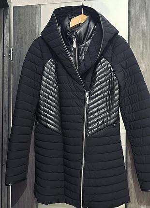 Куртка жіноча guess чорна зі штучною шкірою та капюшоном