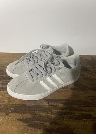 Кросівки adidas сірі для повсякденного носіння
