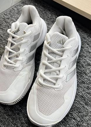 Кросівки жіночі adidas tennis court 2.0 білі зі сріблястим