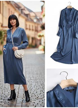 Довга синя сукня із запахом та v-подібним вирізом від бренду massimo dutti виконано зі 100% ацетату із сатиновим блиском.