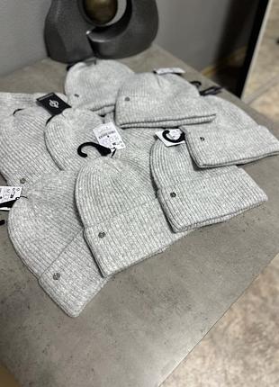 Шапка жіноча stradivarius сіра  в рубчик з відворотом