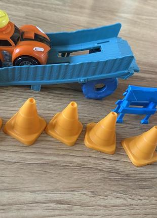 Машинка little tikes з пусковим механізмом і трампліном