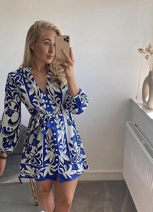Коротка сукня-сорочка zara біло-синя з абстрактним принтом