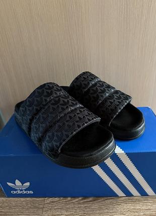 Шльопанці adidas чорні з принтом логотипу