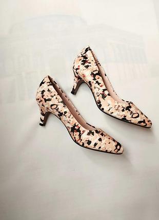 Туфлі-човники 100% шкіра на маленькому підборі clarks