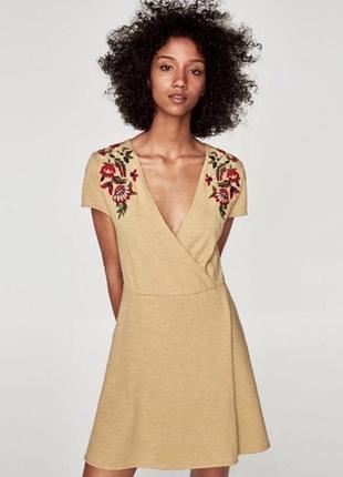Zara платье бежевое хлопковое на запах с вышивкой цветов расклешенное мини короткий рукав v образный вырез бохо летнее размер л zara