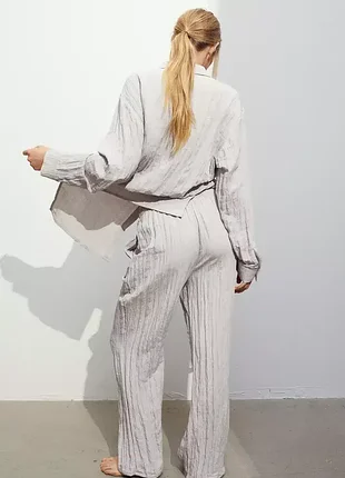 Женские брюки бренда zara с фактурной жатой тканью