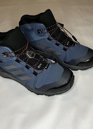 Дитячі осінні зимові демісезонні черевички ботинки кросівки adidas terrex mid gtx gore tex