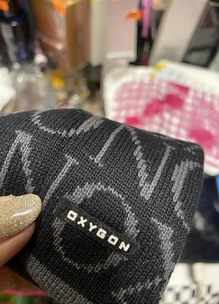 Шапка біні oxygon чорна з принтом 2