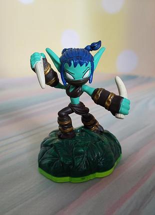 Колекційна фігурка stealth elf із серії відеоігор skylanders: spyro's adventure (випущена компанією activision у 2011 році)