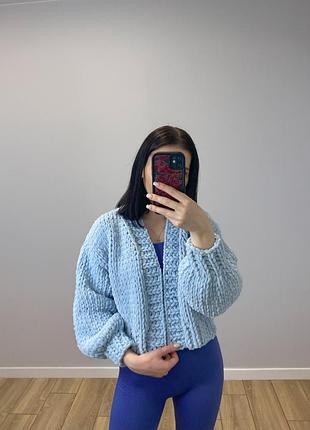 Нежно-голубой вязаный, плюшевый кардиган ручной работы (alize puffy fine)