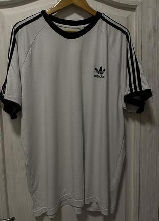 Біла футболка adidas