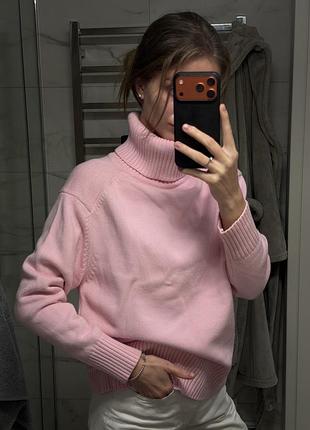 Жіночий рожевий светр з високим коміром