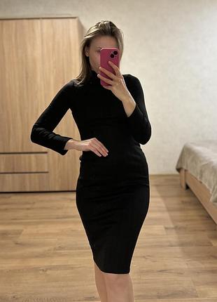 Жіноча чорна сукня-гольф в рубчик