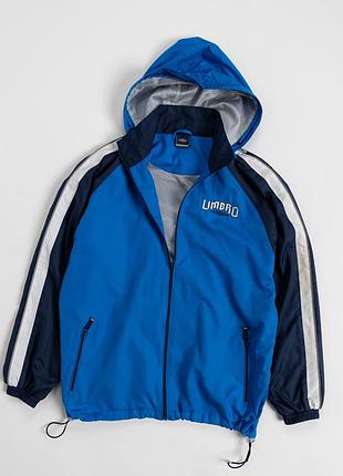 Культова, спортивна естетика початку 2000-х у яскравому виконанні від umbro. насичений, синій колір, темно-сині вставки та контрастні, білі смуги