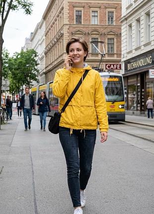 Яскрава жіноча жовта вітровка з капюшоном s/m оверсайз