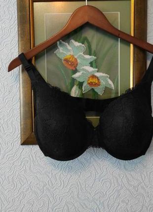 Прекрасный черный бюстгальтер с кружевом