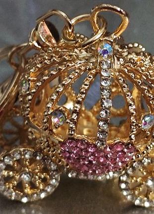 Брелок на ключі метал каміння карета рожева